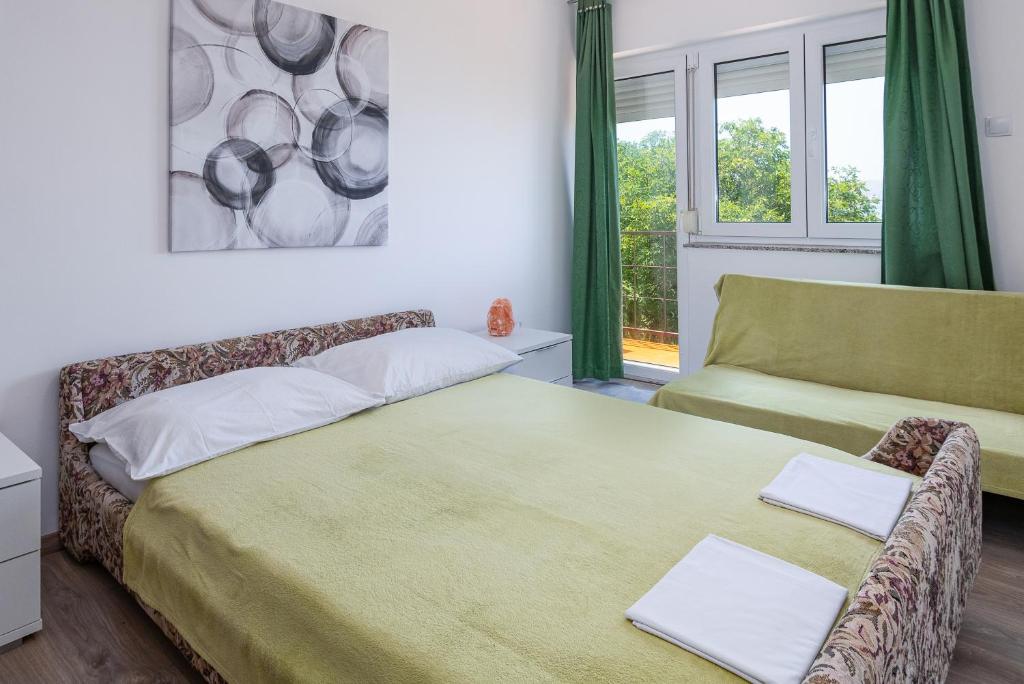 sypialnia z łóżkiem i kanapą w obiekcie Apartments by the sea Klenovica, Novi Vinodolski - 5557 w mieście Klenovica