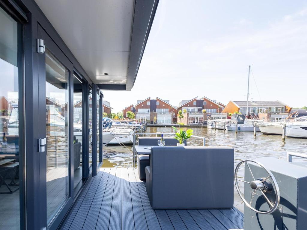 Posezení v ubytování Tiny houseboat Parel I - airco