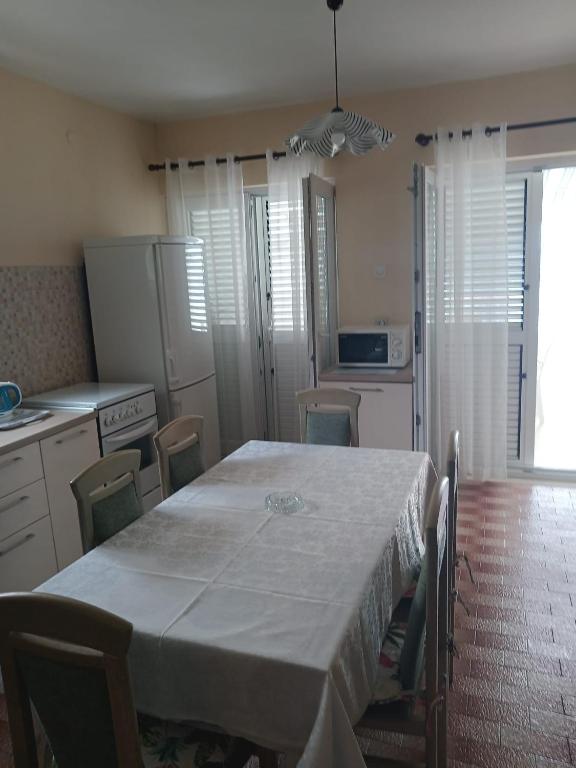 Kuchyňa alebo kuchynka v ubytovaní Apartments by the sea Seget Vranjica, Trogir - 1051