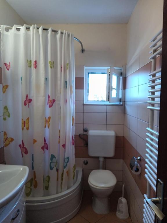 Kúpeľňa v ubytovaní Apartments by the sea Seget Vranjica, Trogir - 1051
