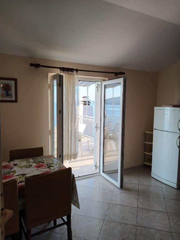 Kuchyňa alebo kuchynka v ubytovaní Apartments by the sea Seget Vranjica, Trogir - 1051