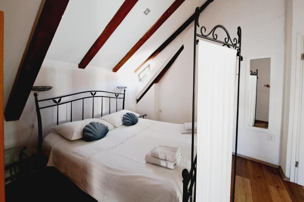 Postel nebo postele na pokoji v ubytování Apartments and rooms by the sea Vis - 2452