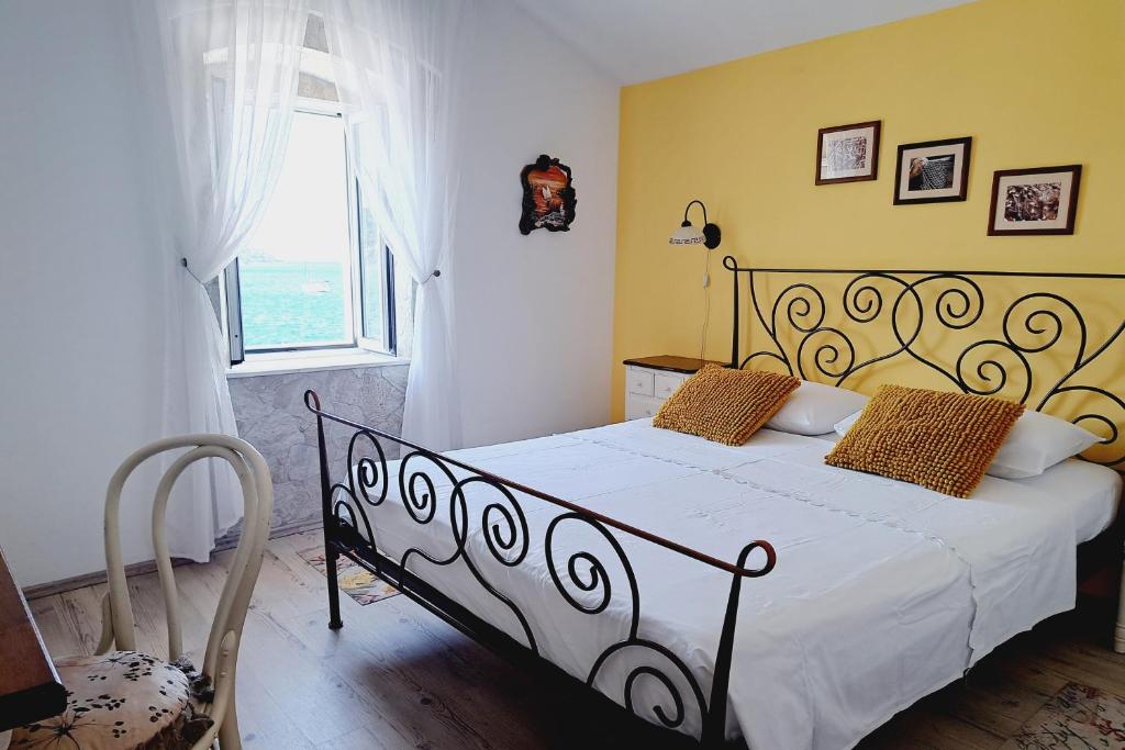 Postel nebo postele na pokoji v ubytování Apartments and rooms by the sea Vis - 2452