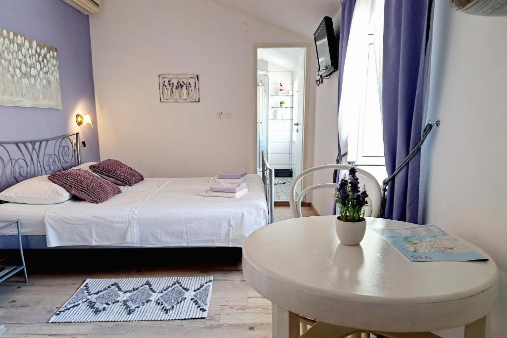 Postel nebo postele na pokoji v ubytování Apartments and rooms by the sea Vis - 2452