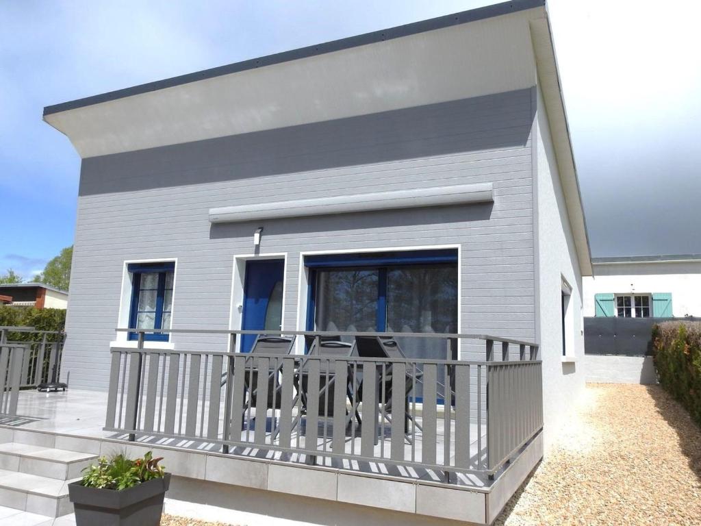Gîte au bord du lac avec terrasse, idéal pour la famille - FR-1-611A-17 - Holiday Home (4 Adults)