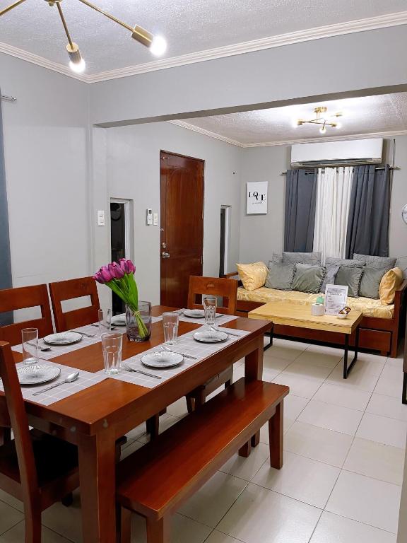 uma sala de jantar e sala de estar com mesa e cadeiras em The Doll House 1 em Orani
