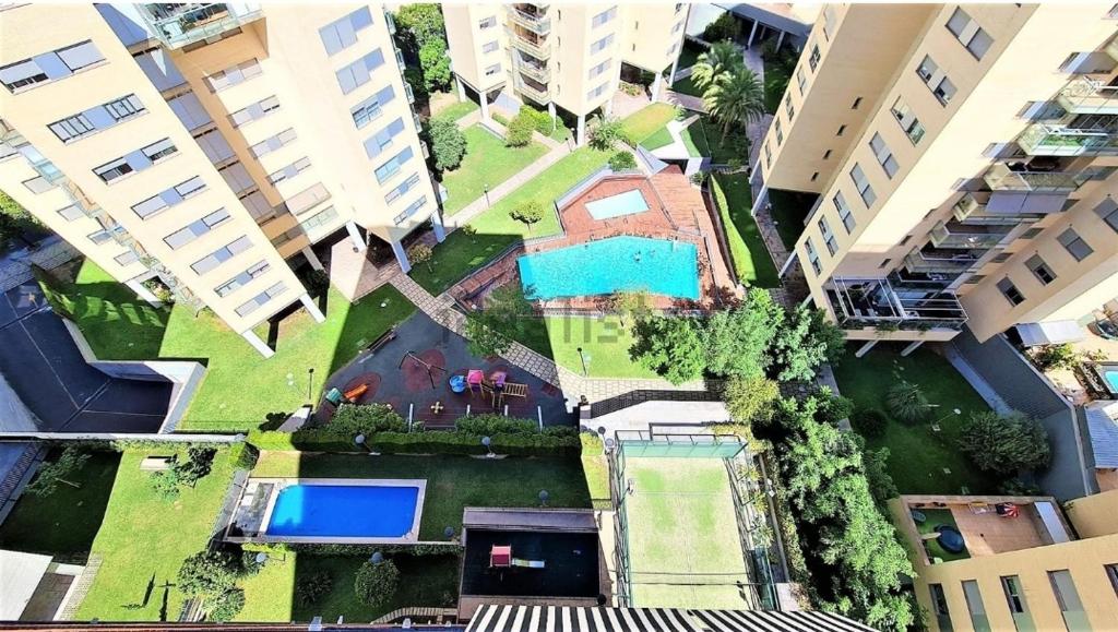 une vue aérienne sur une cour dans une ville avec des bâtiments dans l'établissement apartment, à Valence