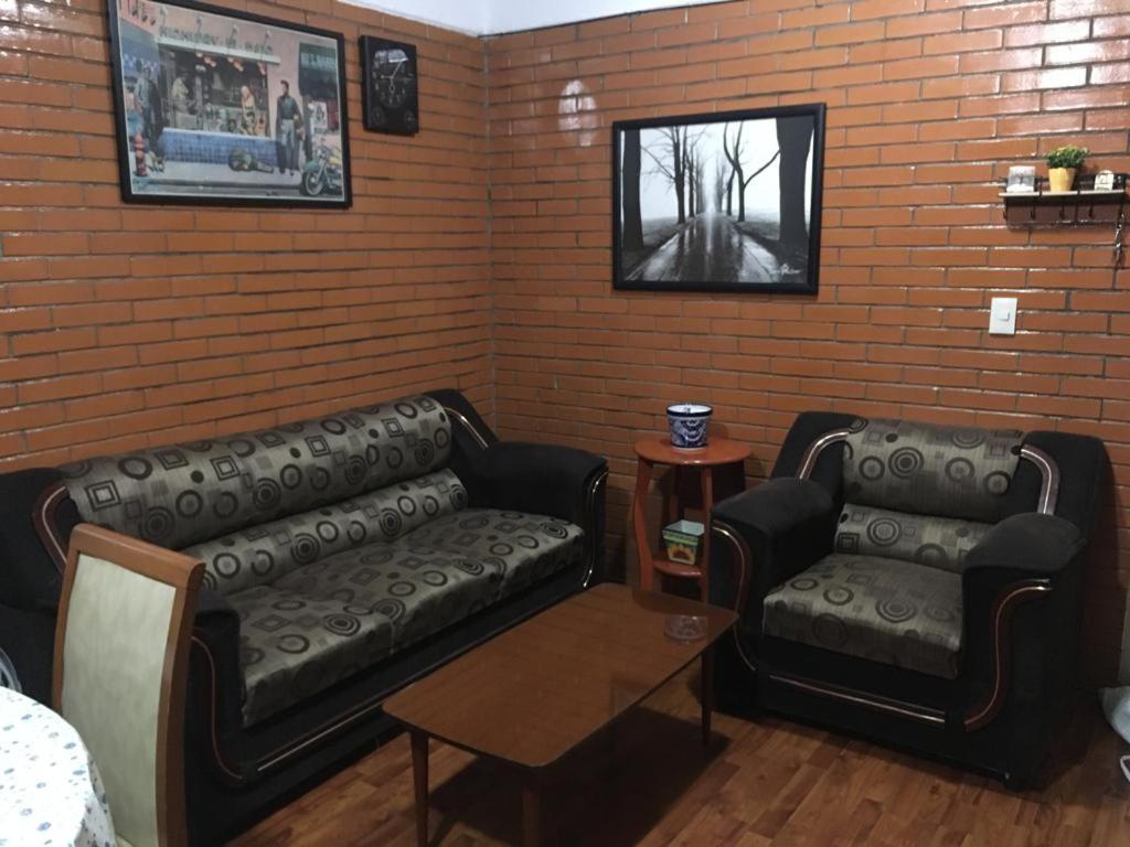 - un salon avec deux canapés en cuir et une table dans l'établissement Vista Espectacular, à Mexico