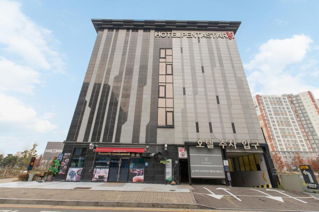 un edificio con un cartel en la parte delantera en Incheon Pentastar Hotel en Incheon