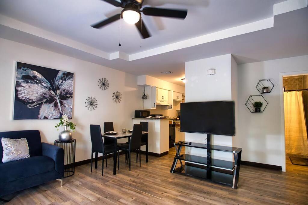 ein Wohnzimmer mit einem blauen Sofa und einem Tisch in der Unterkunft Chic & Cozy 2 bedroom - 1 bathroom - RATED BEST in Eagle Pass