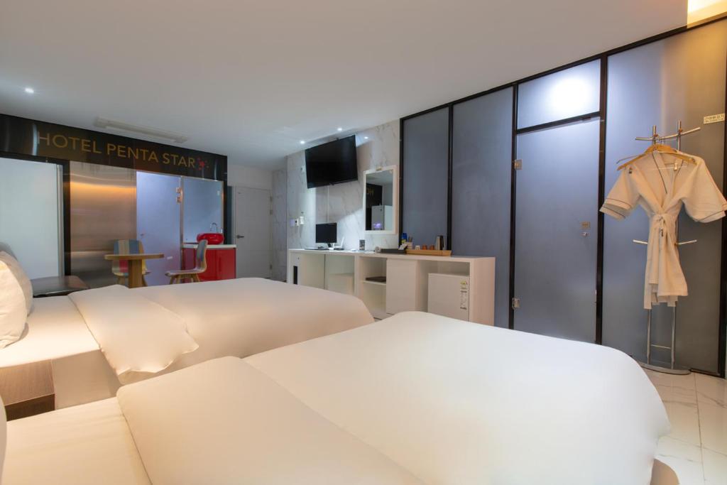 Postel nebo postele na pokoji v ubytování Incheon Pentastar Hotel