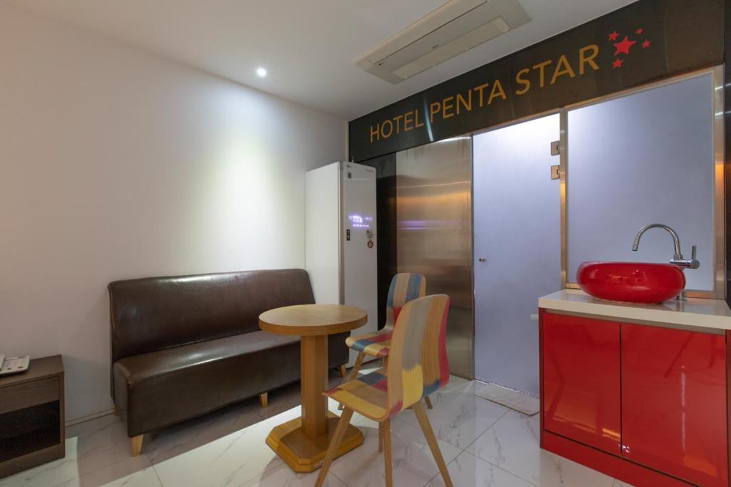 Kuchyň nebo kuchyňský kout v ubytování Incheon Pentastar Hotel
