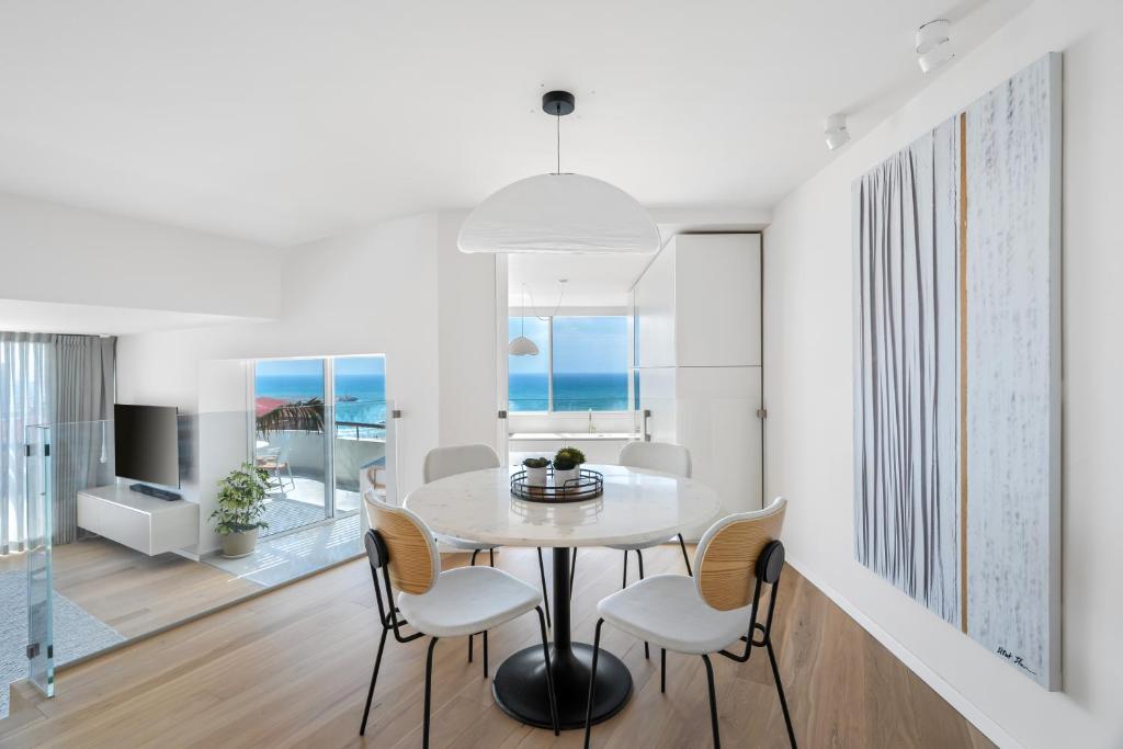 Et opholdsområde på Herzliya Sea View Luxury Penthouse