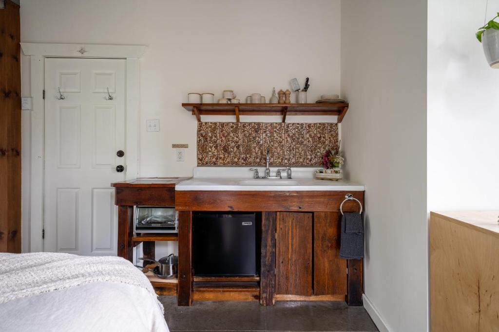 Kuchyň nebo kuchyňský kout v ubytování Owl's Nest Suites