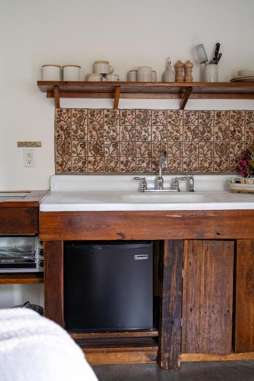 Kuchyň nebo kuchyňský kout v ubytování Owl's Nest Suites