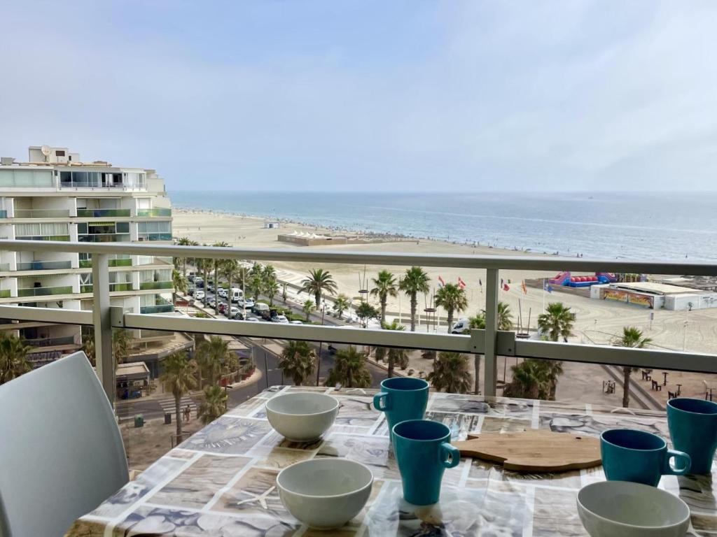 d'un balcon avec une table et une vue sur la plage. dans l'établissement Magnifique T2 climatisé avec terrasse à Canet-en-Roussillon - FR-1-748-7, à Canet
