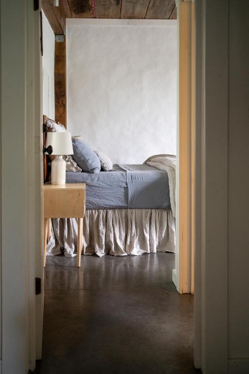 Postel nebo postele na pokoji v ubytování Owl's Nest Suites