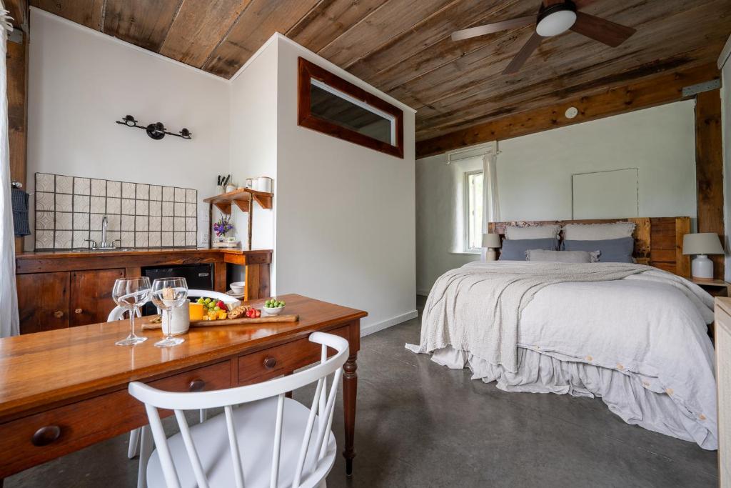 Postel nebo postele na pokoji v ubytování Owl's Nest Suites