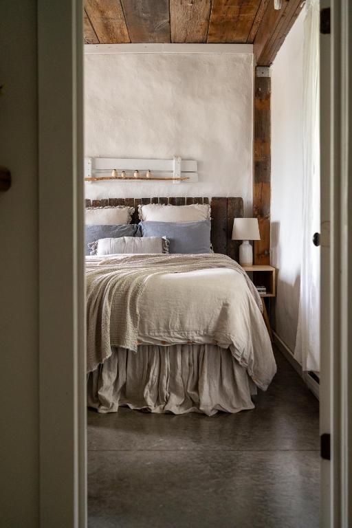 Postel nebo postele na pokoji v ubytování Owl's Nest Suites