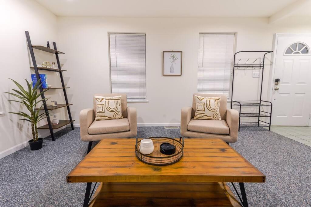 een woonkamer met 2 stoelen en een salontafel bij Saratoga Serenity: Charming Rental Nearby Downtown in Saratoga Springs
