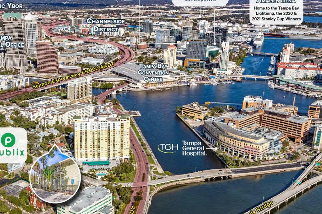 una vista aérea de una ciudad con río y edificios en Lovely historic apt near Amelia Arena + Hyde Park en Tampa