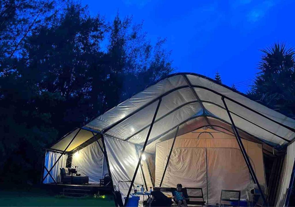- une tente blanche éclairée la nuit dans l'établissement Keisaji CAMP SITE - Vacation STAY 90068v, à Ijinabaru