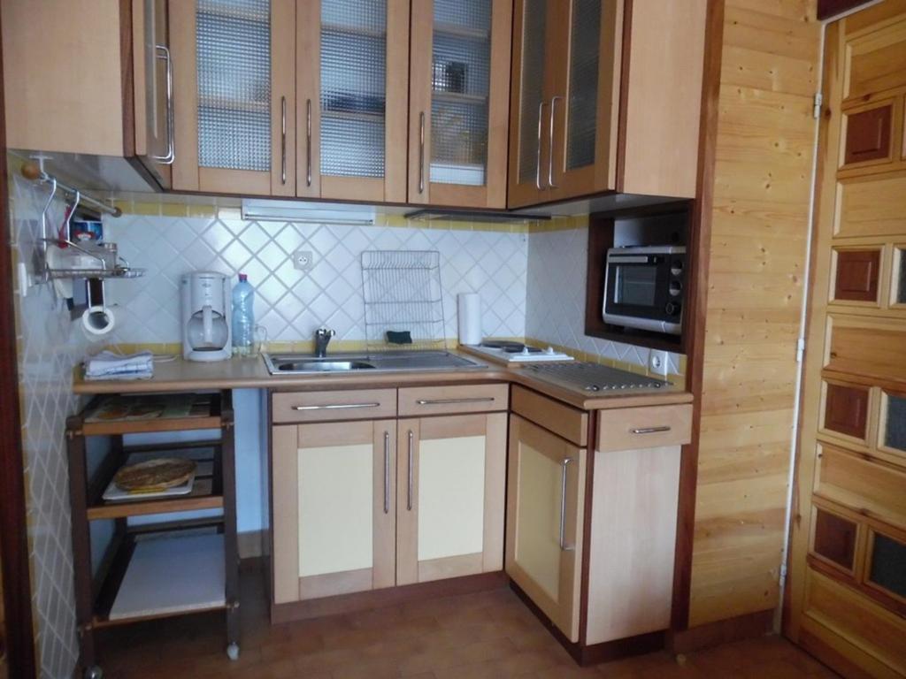 uma pequena cozinha com armários de madeira e um lavatório em Appartement Canet-Plage, 2 pièces, 4 personnes - FR-1-750-42 em Canet-en-Roussillon