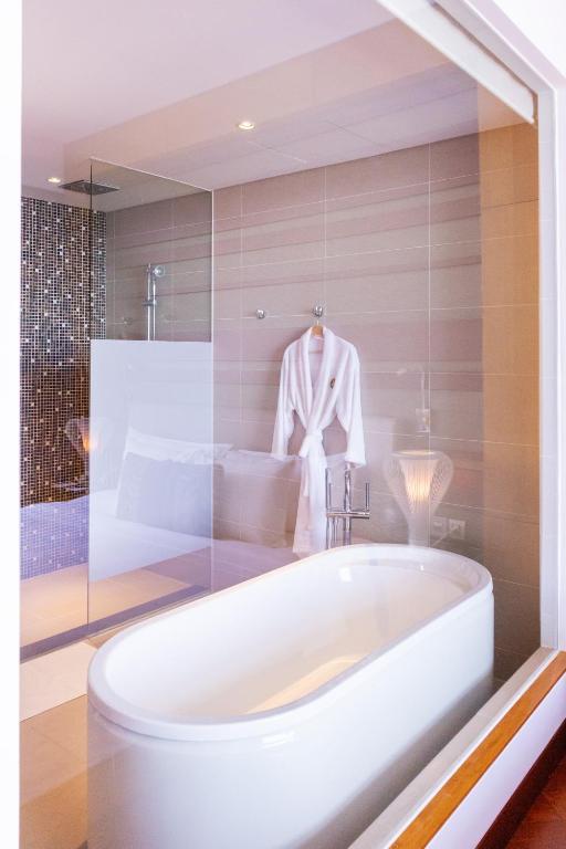 Executive Twin Suite with River View and Lounge Access - High Floor