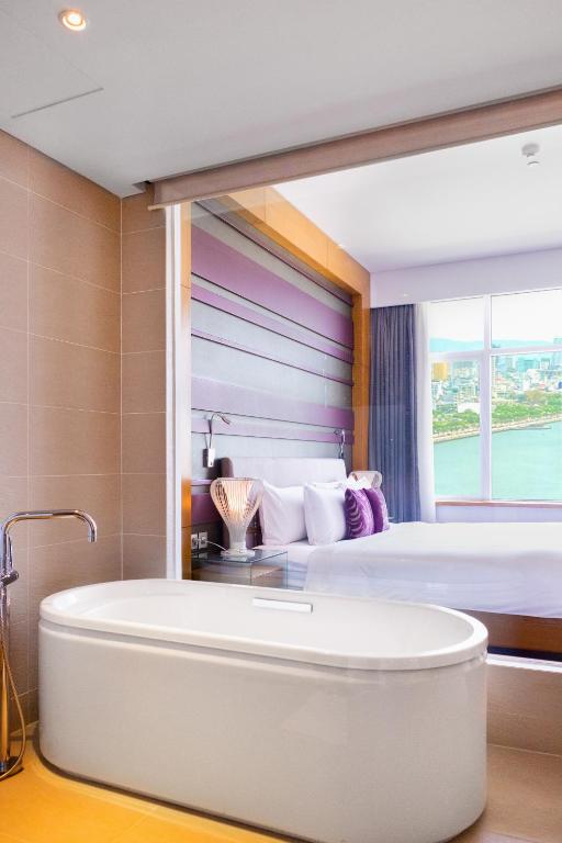 Executive Twin Suite with River View and Lounge Access - High Floor