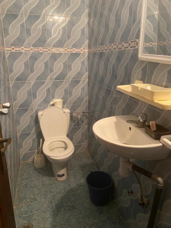 ein Bad mit einem WC und einem Waschbecken in der Unterkunft Maison-villa familiale in Azemmour