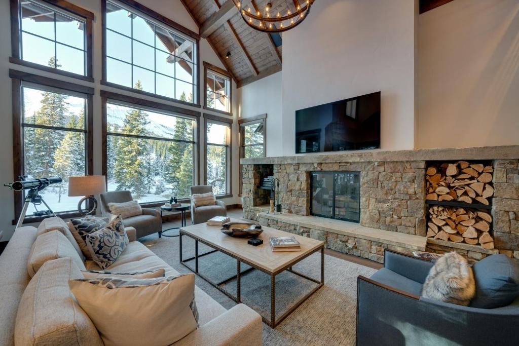 Χώρος καθιστικού στο Custom Ski-InandOut Chalet with Hot Tub and Wet Bars!