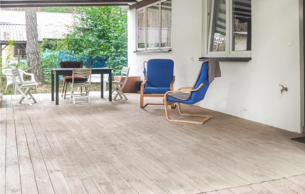 un patio con sillas, mesa y mesa en 2 Bedroom Pet Friendly Home In Popowo-letnisko 