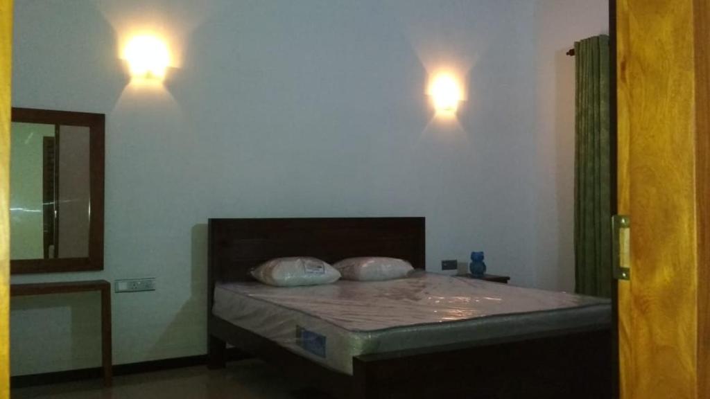 1 dormitorio con 1 cama con 2 almohadas en Fully Furnished house for rent in Gampaha/Ja-ela (Colombo), en Gampaha