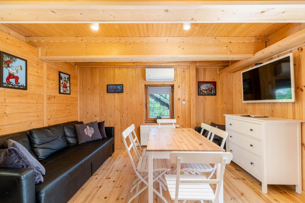 UROCZY ZAKĄTEK - Apartamenty z własnymi tarasami i grillem w centrum Zatora, blisko Energylandii - 4