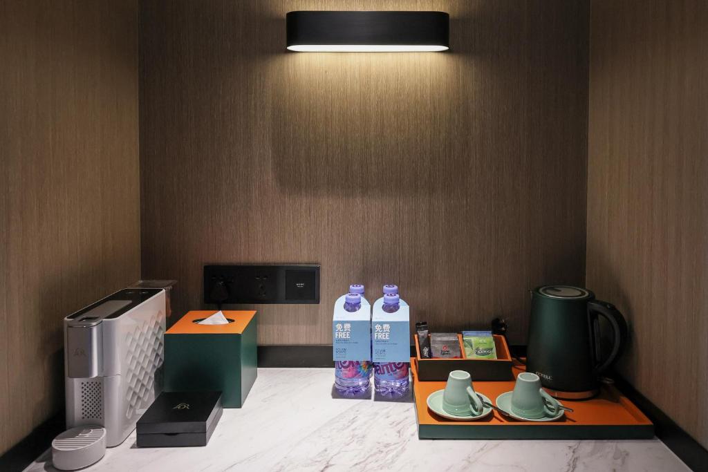 Příslušenství pro přípravu čaje a kávy v ubytování Four Points by Sheraton Shenzhen Bao'an