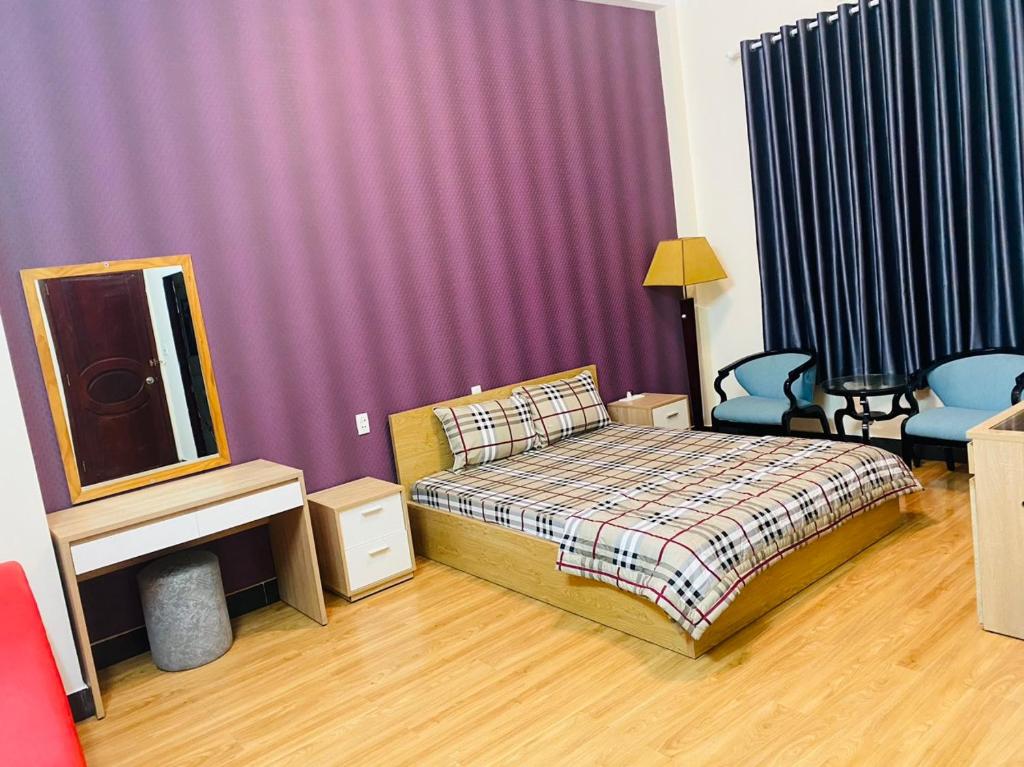 Un ou plusieurs lits dans un hébergement de l'établissement Phú Gia Hotel NB