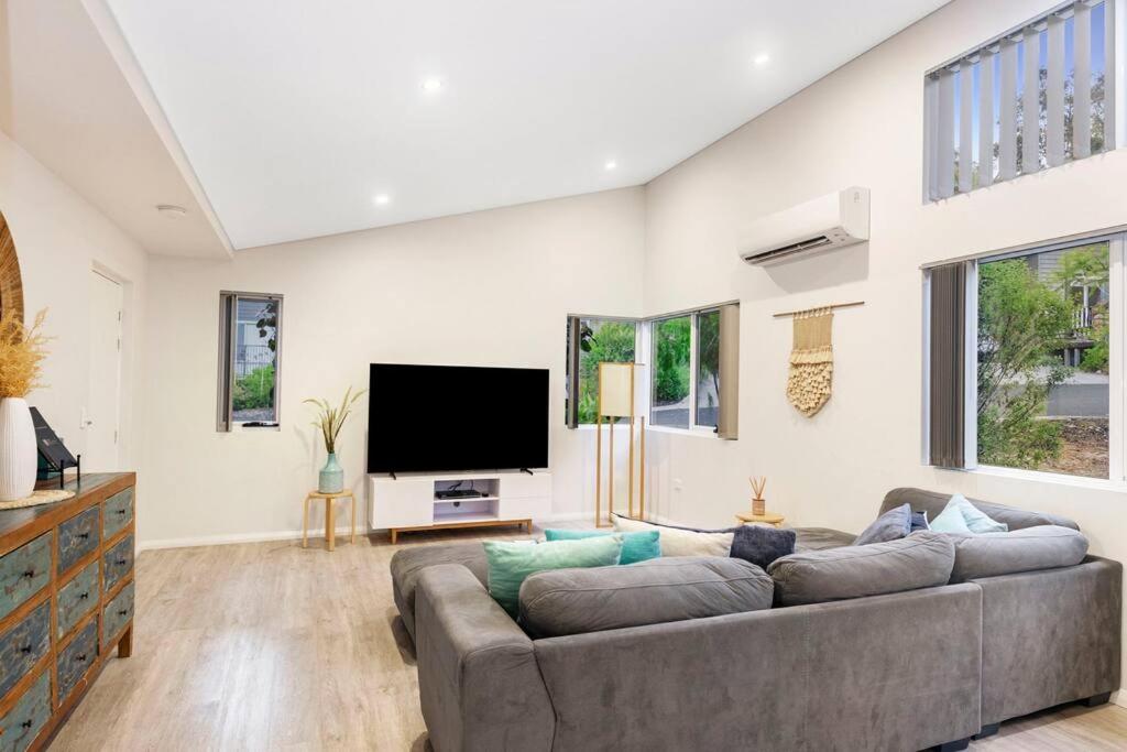 ein Wohnzimmer mit Sofa und Flachbildfernseher in der Unterkunft Aqua21 @ Cape Villas Dunsborough in Dunsborough