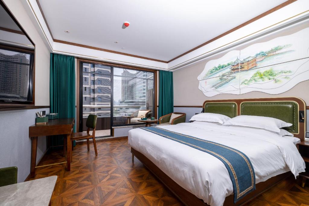 Postel nebo postele na pokoji v ubytování Nostalgia S Hotel Shanghai Railway Station & Suzhou Creek 时光漫步S酒店上海火车站苏州河店 Free fresh ground coffee,Free laundry service