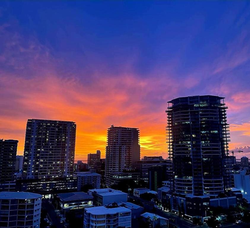 un panorama della città al tramonto con edifici alti di ツ Peace of Paradise ツ a Darwin