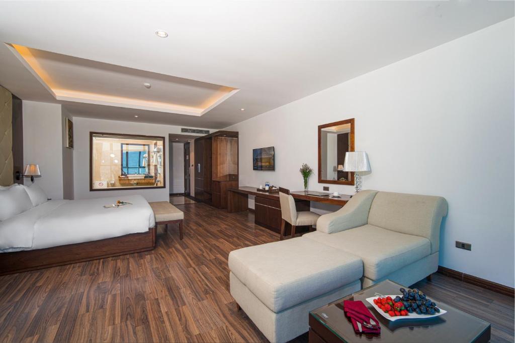 Grand Suite with Bathtub