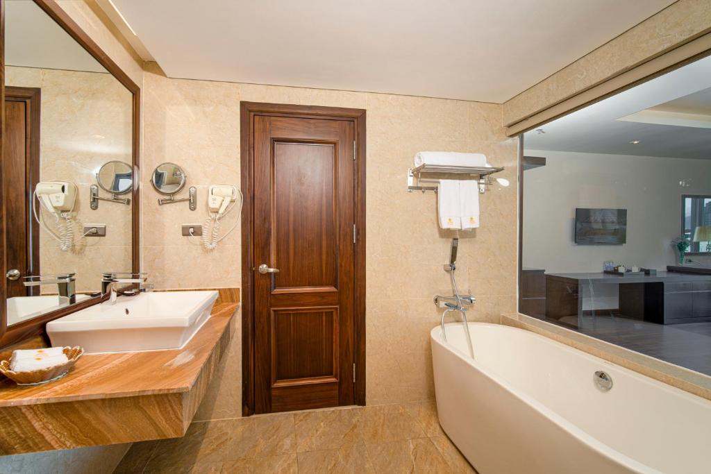 Grand Suite with Bathtub
