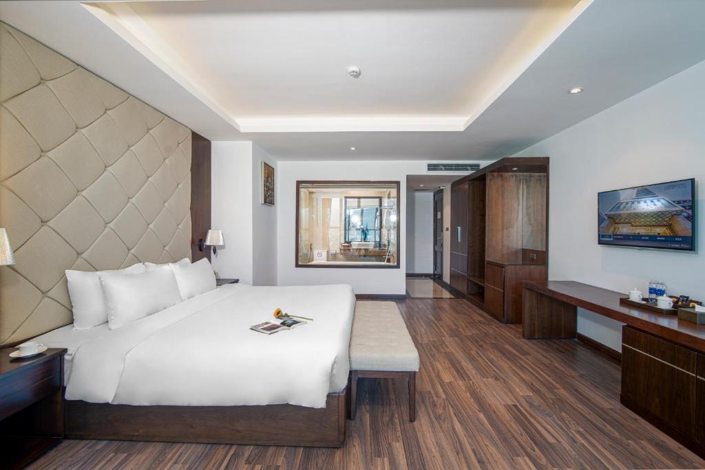 Grand Suite with Bathtub