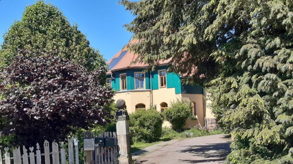 uma casa com uma cerca em frente em AuszeitOase am sächs. Jakobsweg em Naundorf