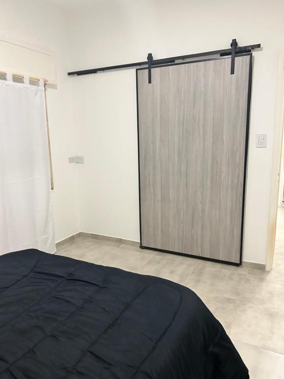 uma grande porta de correr num quarto com uma cama em Casa Naranja habitaciones privadas em Córdova
