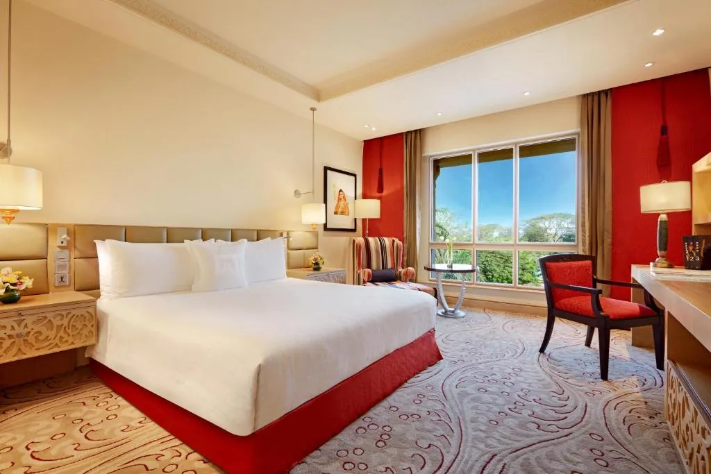Executive Club with 15% off on Spa, Laundry, Food & Soft Beverage and Buy 1 Get 1 Luxury Happy Hours from 6 pm to 8pm