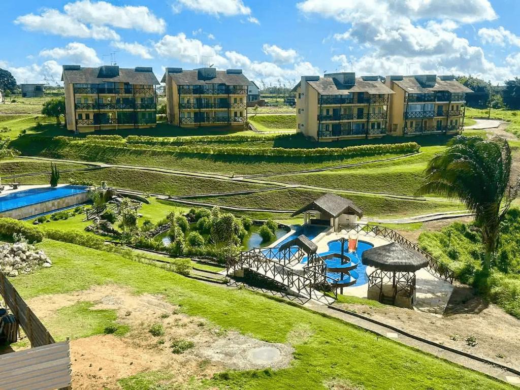 an aerial view of a resort with a water park at Apartamento aconchegante in Bananeiras