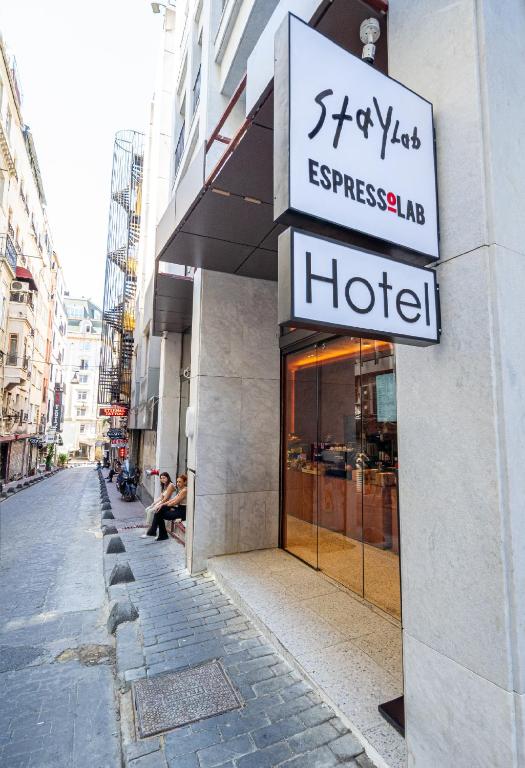 Budova, kde se hotel nachází