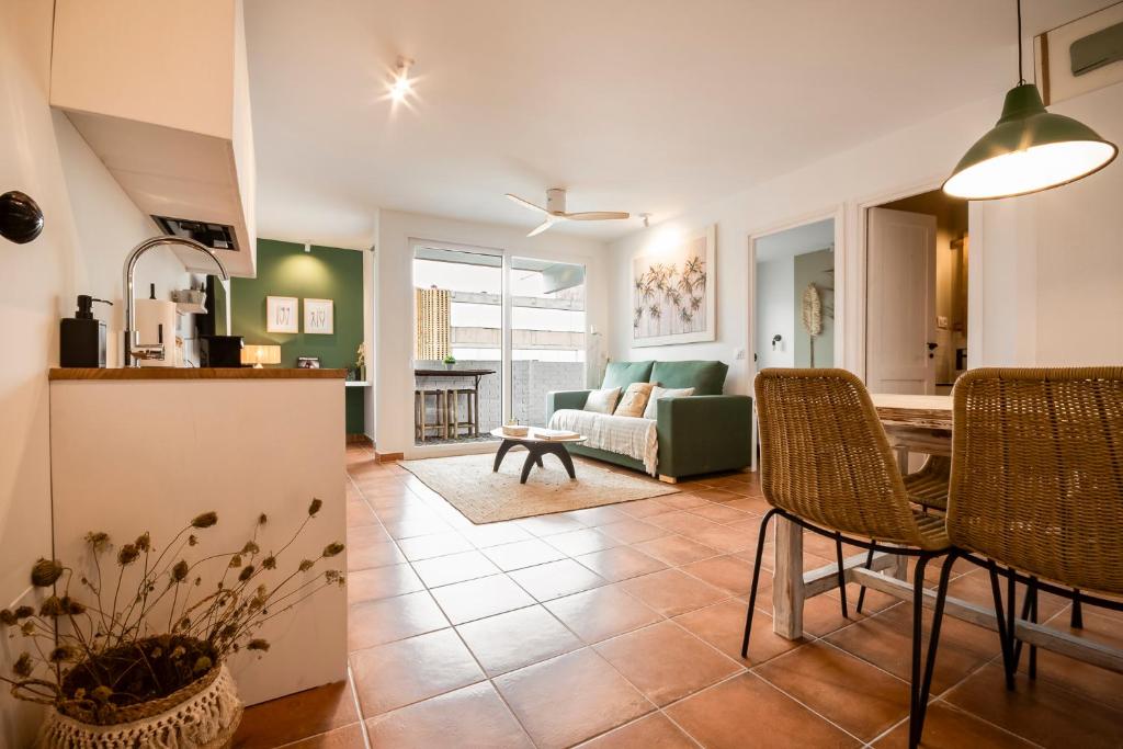 a kitchen and living room with a table and chairs at K-NAT by Nuka Homes in Platja de l'Arenal