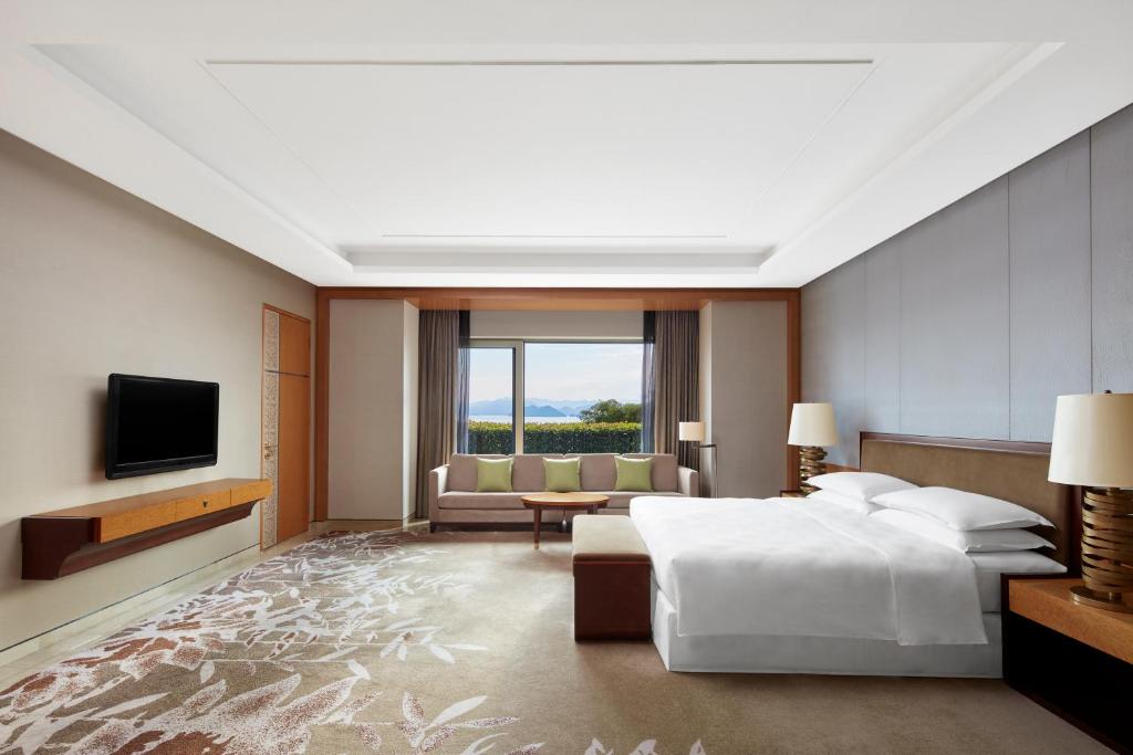 Postel nebo postele na pokoji v ubytování Sheraton Qiandao Lake Resort