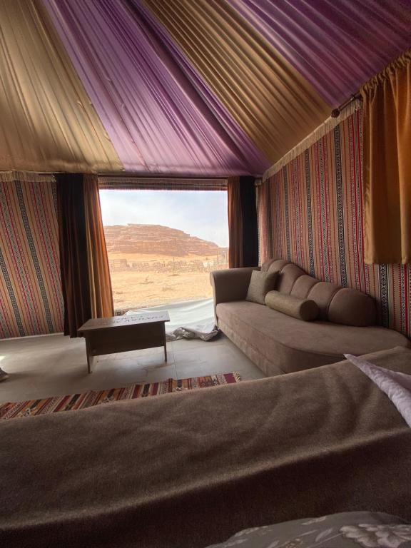 sala de estar con sofá y ventana en Marina Wadi Rum Camp en Disah